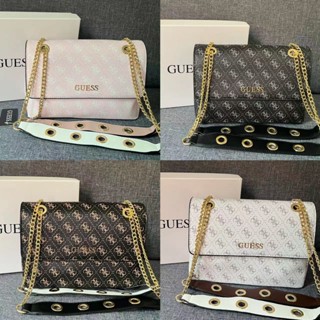 Guess กระเป๋าสะพายไหล่ ทรงสี่เหลี่ยม ขนาดเล็ก สายโซ่ สําหรับสตรี SG812421