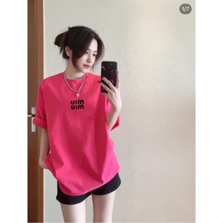 4FQ3 MIU MIU 2023 spring and summer new dragon fruit color straight letter printed T-shirt short sleeve lovers fashion all-match Leisure