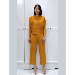 2MUAY CHINESE BUTTON FRONT TOP WITH STRAIGHT PANT PLEAT SET เซ็ทพลีท ชุดใส่สบาย รุ่น GJO2066/GJO7171 สีเหลือง FREE SIZE