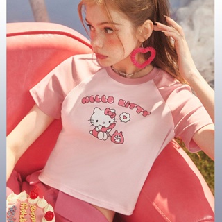 KT เสื้อยืดแขนสั้น พิมพ์ลาย Hello Kitty น่ารัก สีคอนทราสต์ แฟชั่นฤดูร้อน สําหรับผู้หญิง 2023