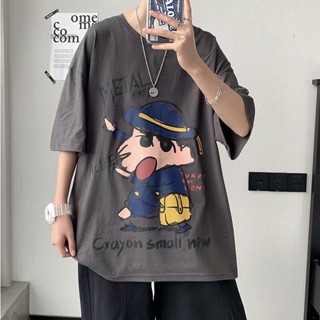 【NEW】[ขนาด S-8XL] Crayon Shin-Chan กราฟฟิตีพิมพ์เสื้อยืดแขนสั้นผู้ชายและผู้หญิงแบรนด์อินเทรนด์ super fire ins high stree