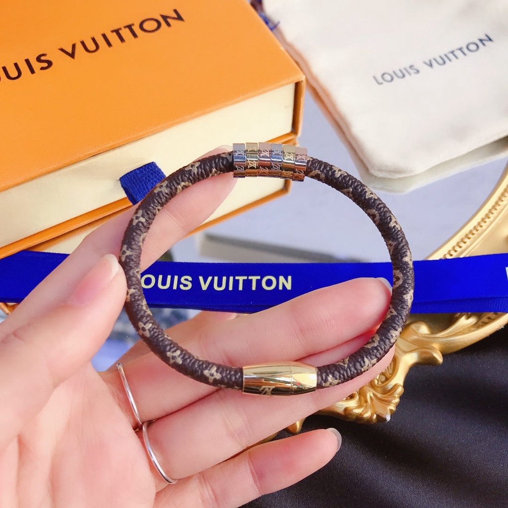 louis-vuitton-สร้อยข้อมือ-กําไลข้อมือ-ลําลอง-หลุยส์วิตตอง-กําไลข้อมือที่ละเอียดอ่อน-กลวง-โลโก้ตัวอักษร-lv-โมโนแกรม-ไทเทเนียม-โซ่เหล็ก-สร้อยข้อมือ