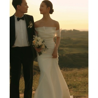 ชุดแต่งงานเรียบง่ายผ้าซาติน เจ้าสาวใหม่ สไตล์เกาหลี สนามหญ้าริมทะเล งานแต่งงาน ฮันนีมูน ท่องเที่ยว ภาพถ่าย ชุดเดรสสีขาว