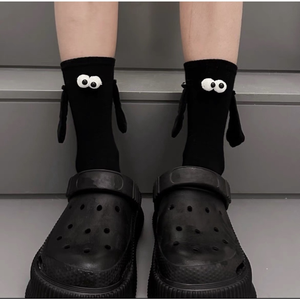 ถุงเท้าตุ๊กตา-3-มิติสีดำสีขาวพร้อมแม่เหล็กสำหรับคู่รัก-ถุงเท้าจับมือแม่เหล็ก-bri