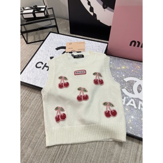 B8G5 MIU MIU 2023 autumn and winter New chest square cloth label Cherry large round neck knitted vest short design fashion all-match