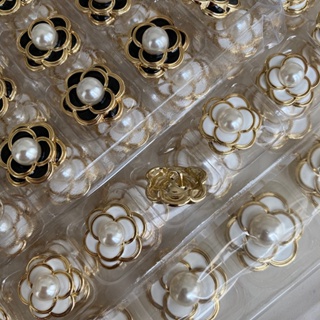 กระดุมโลหะ รูปดอกคามิเลีย สีดํา สีขาว ประดับไข่มุก สําหรับตกแต่งเสื้อกันหนาว เสื้อผ้า จํานวน 10 ชิ้น