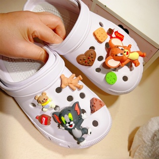 CROCS ชุดจี้หมีน่ารัก ช็อกโกแลตชีส จิบบิต สําหรับรองเท้า Croc Pin Tom and Jerry โคล่า อาหาร Jibitz ตกแต่งรองเท้าผู้ชาย