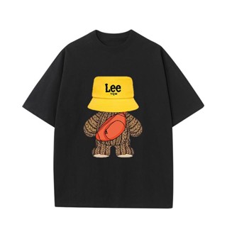 【สปอตสินค้า】 เสื้อยืดแขนสั้น Lee กระเป๋าสะพายหลังพิมพ์ลายหมีฤดูร้อนใหม่ยอดนิยมผ้าฝ้ายสำหรับผู้ชายและผู้หญิงเสื้อยืด