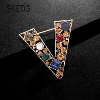 (พร้อมส่ง)SKEDS แฟชั่น ตัวอักษร V เข็มกลัด Pins สําหรับผู้หญิง ผู้ชาย หรูหรา คริสตัล ตกแต่ง วินเทจ ป้าย คลาสสิก เสื้อผ้า เสื้อโค้ท เข็มกลัด Pin