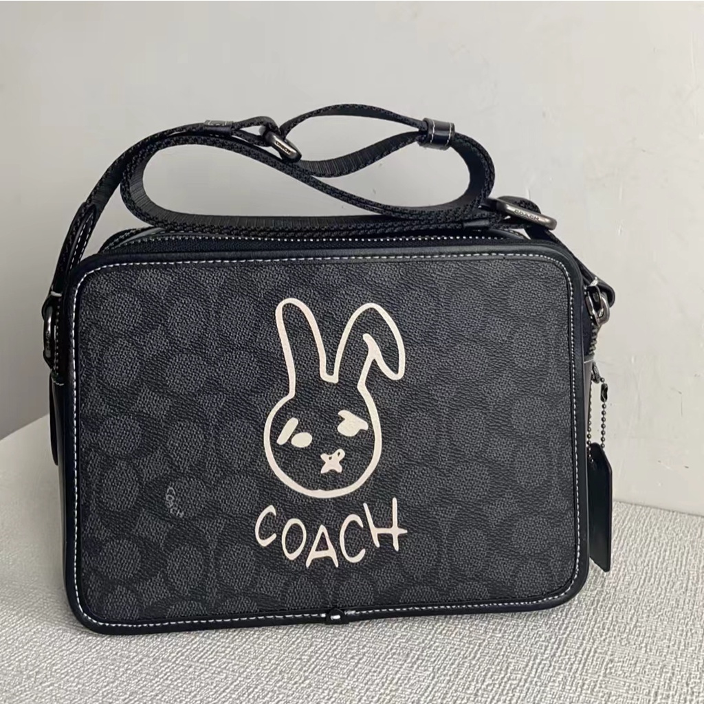 coach-cf929-lunar-men-crossbody-bag-กระเป๋าสะพายไหล่ผู้ชาย-กระเป๋ากล้อง-ลายกระต่าย-พิมพ์ลายคลาสสิก