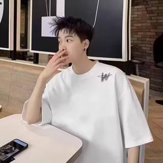 เสื้อยืดคอกลม แขนสั้น พิมพ์ลายกราฟฟิคตัวอักษร W ขนาดใหญ่ สไตล์เกาหลี แฟชั่นฤดูร้อน สําหรับผู้ชาย และผู้หญิง มีสีดํา สีขาว
