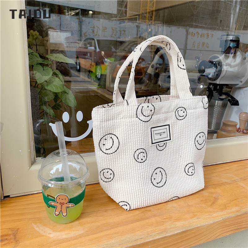 taidu-corduroy-vintage-polka-dot-tote-ใบหน้ายิ้มน่ารักของญี่ปุ่นถือกระเป๋าหิ้ว-กระเป๋าเบนโตะ-แมตช์แบบสบาย-ๆ