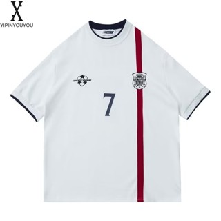 YIPINYOUYOU  เสื้อยืดแขนสั้นพิมพ์ลายกีฬาสไตล์ลำลองสําหรับผู้ชายสไตล์เมืองใหม่สําหรับผู้ชายและผู้หญิงใส่ได้ทั้งชายและหญิง