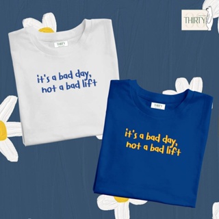 เสื้อยืดผ้าฝ้ายพิมพ์ลายขายดี It,s a bad day not a bad life  เสื้อยืดUnisex (ผ้าcotton 100% สกรีนชัด สีสด ติดทน)