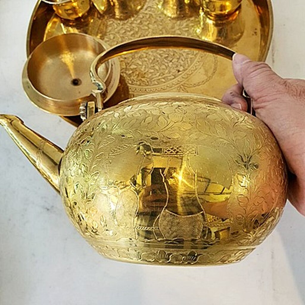 กาน้ำชาทองเหลือง-กาหล่อใหญ่ตอกลายช้างทรงเครื่อง-เอกลักษณ์เฉพาะเรา