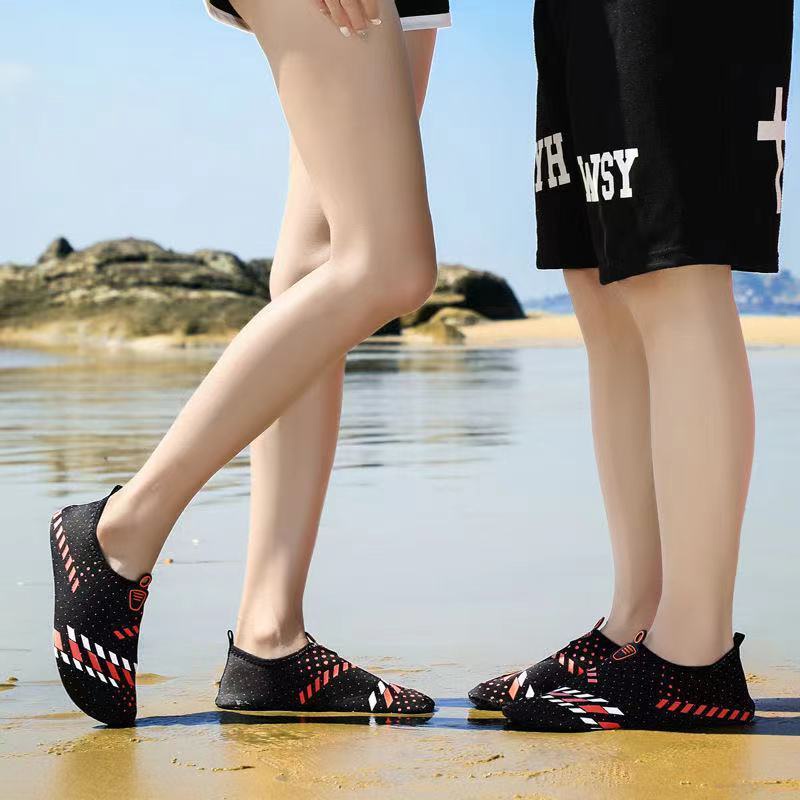 แฟชั่นใหม่รองเท้าดำน้ำรองเท้าว่ายน้ำลื่นสบายระบายอากาศป้องกันน้ำสงกรานต์ออกแบบว่ายน้ำชายหาดที่จำเป็น