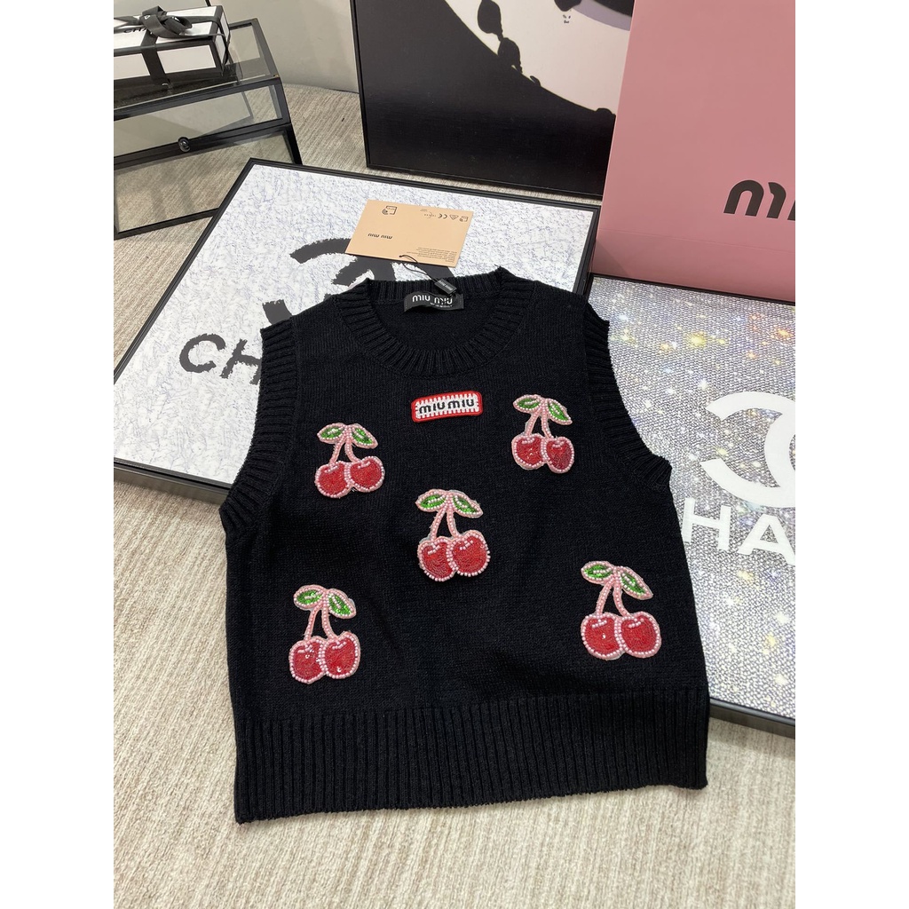 b8g5-miu-miu-2023-autumn-and-winter-new-chest-square-cloth-label-cherry-large-round-neck-knitted-vest-short-design-fashion-all-match
