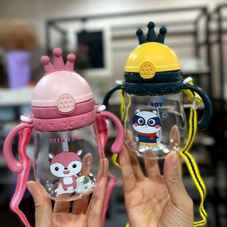 ขวดน้ำลายการ์ตูนมงกุฎขนาดเล็กสำหรับเด็กน่ารัก ถ้วยน้ำหัดให้นมสำหรับเด็กทารก มาพร้อมกับฟางป้องกันการรั่ว300 ml T0101