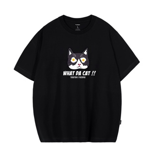 เสื้อยืด unisex Yuedpao x Toogton ผ้าคอตตอน ทรงสวย คุณภาพดี Oversize Black Cat Set Black and White T-Shirt จัดส่งจากไทย