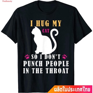 TOP CTเสื้อผ้ามีสไตล์TheBeauty 2021 แมว น่าสนใจ น่ารัก Funny I Hug My Cat So I Dont Punch People In The Throat T-Shirt
