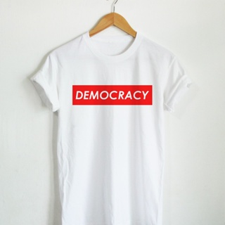 เสื้อยืดลาย DEMOCRACY ในแถบสี่เหลี่ยมผืนผ้าสีแดง เสื้อประชาธิปไตย เสื้อยืดการเมือง