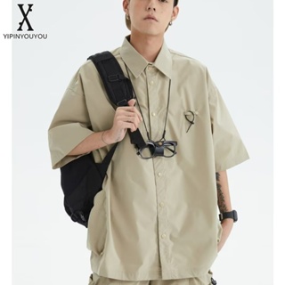 YIPINYOUYOU  เสื้อเชิ้ตแขนสั้นสีทึบสไตล์ญี่ปุ่นฮาราจูกุของผู้ชายเสื้อเชิ้ตเรียบง่ายยอดนิยมของอเมริกา