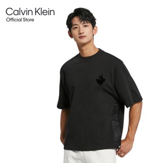 CALVIN KLEIN เสื้อยืดผู้ชายทรง Regular  รุ่น J400248 BEH - สีดำ