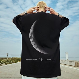 เสื้อยืดแขนสั้น พิมพ์ลายกราฟฟิคดวงจันทร์ ทรงหลวม โอเวอร์ไซซ์ สไตล์สตรีท พลัสไซซ์ แฟชั่นสําหรับผู้ชาย【M-8XL】