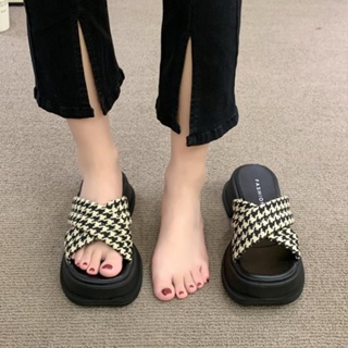 Leosoxs  องเท้าแตะหญิง รองเท้าแตะ ลำลองสำหรับผู้หญิง พื้นรองเท้าหนามาก  Beautiful Korean Style ins ทันสมัย B20H13I 36Z230909