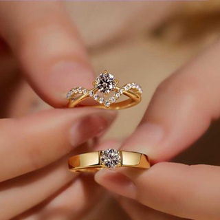 แหวนหมั้นแต่งงาน เหล็กไทเทเนียม ประดับเพชรคริสตัล สีทอง ปรับขนาดได้ เรียบง่าย แฟชั่นคู่รัก สําหรับผู้ชาย และผู้หญิง