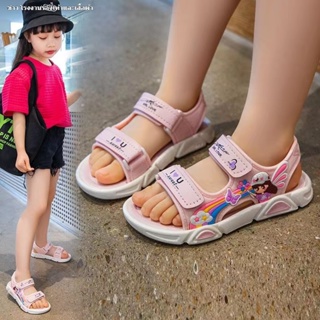 รองเท้าแตะฤดูร้อนของเด็กหญิง    2023 ใหม่การ์ตูนน่ารักเด็กใหญ่รองเท้าชายหาดด้านล่างนุ่มสาวสายรุ้งกีฬารองเท้าแตะเจ้าหญิง