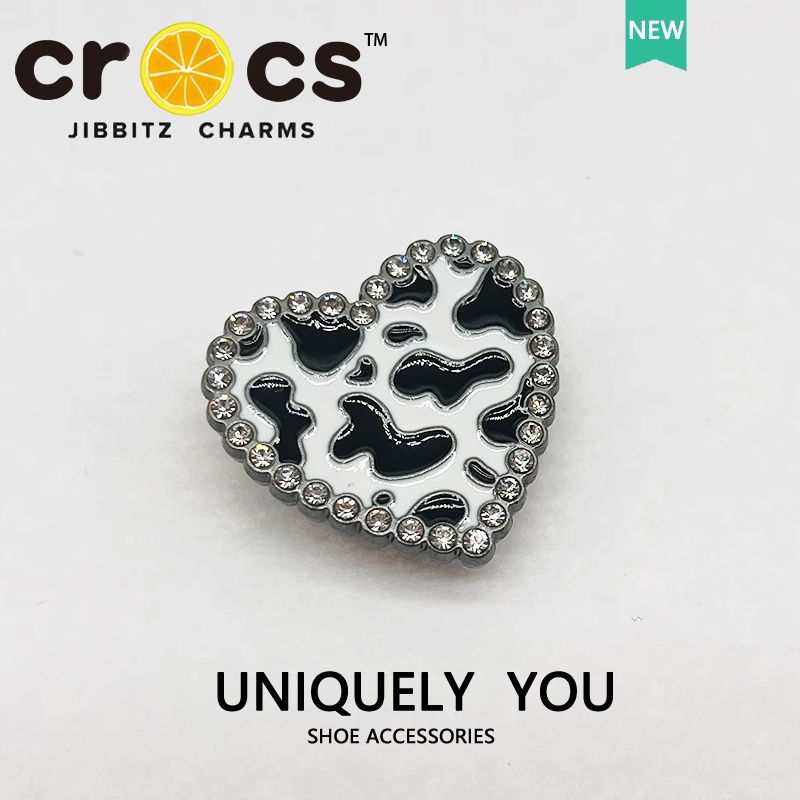 ภาพหน้าปกสินค้าJibbitz crocs charms อุปกรณ์เสริมหัวเข็มขัดโลหะ สีดํา DIY 2023 จากร้าน hongping121475.th บน Shopee
