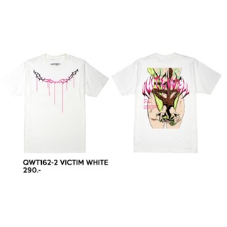 พร้อมส่ง ผ้าฝ้ายบริสุทธิ์ QWT162-2 VICTIM WHITE T-shirt