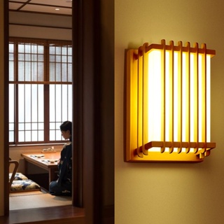 โคมไฟติดผนัง แบบไม้ สไตล์ญี่ปุ่น สร้างสรรค์ สําหรับตกแต่งบ้าน ห้องนอน