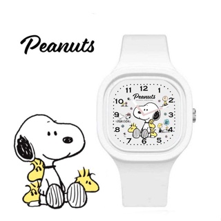 นาฬิกาข้อมือลายการ์ตูน Snoopy  สายเป็นซิลิโคนมีความนิ่ม ปรับความยาวได้ เหมาะทั้งเด็กโตและผู้ใหญ่ หน้าปัดขนาด 4.5×4.5 cm