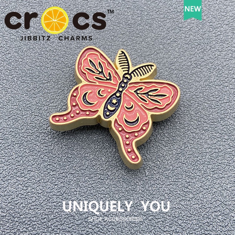 ภาพหน้าปกสินค้าJibbitz crocs charms อุปกรณ์เสริมหัวเข็มขัดโลหะ รูปดาว ดวงจันทร์ งู คุณภาพสูง สําหรับรองเท้า DIY 2023 จากร้าน hongping121475.th บน Shopee