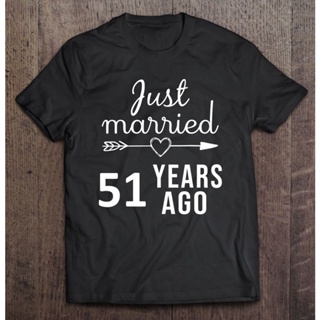 【hot sale】เสื้อยืด พิมพ์ลาย Just Married 51St Marriage Anniversary ของขวัญวันครบรอบ 51 ปีก่อน