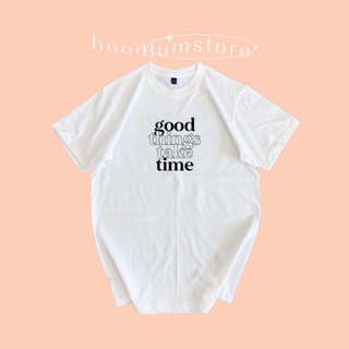 มีความสุข เสื้อยืด 𝗴𝗼𝗼𝗱 𝘁𝗵𝗶𝗻𝗴𝘀 𝘁𝗮𝗸𝗲 𝘁𝗶𝗺𝗲 cotton100%