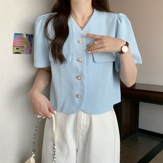 Classy .girl～เสื้อเชิ้ต  คอวีกระดุมมุกรุ่นสั้นเสื้อเชิ้ต  เวอร์ชั่นเกาหลีเก๋ไก๋ระดับไฮเอนด์ดูผอมบางเสื้อเชิ้ต#DZ00371
