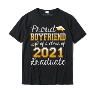 [พร้อมส่ง] เสื้อยืดผ้าฝ้าย พิมพ์ลาย Proud Boyfriend Of A Class Of 2021 สําหรับผู้ชาย#39; s เสื้อยืด สุดเท่ ขายส่ง