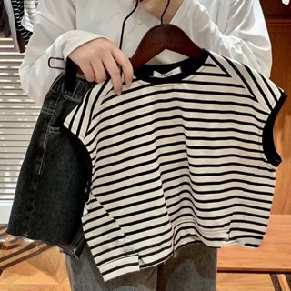พร้อมส่ง เสื้อยืดแขนกุดลําลอง ลายทาง แฟชั่นทันสมัย สไตล์เกาหลี และญี่ปุ่น สําหรับเด็กผู้ชาย และเด็กผู้หญิง