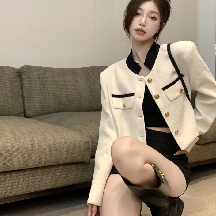 เสื้อคลุมเกาหลีสีขาว-ลุคไฮแฟชั่น-รับรองความสวย-แต่งกระดุมสวย
