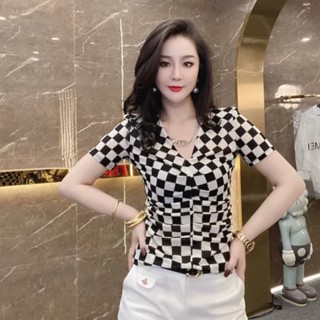[เสื้อผ้าผู้หญิง โชคดี] เสื้อแขนสั้น คอวี พิมพ์ลายตัวอักษร ทรงสลิมฟิต แฟชั่นฤดูร้อน สําหรับผู้หญิง