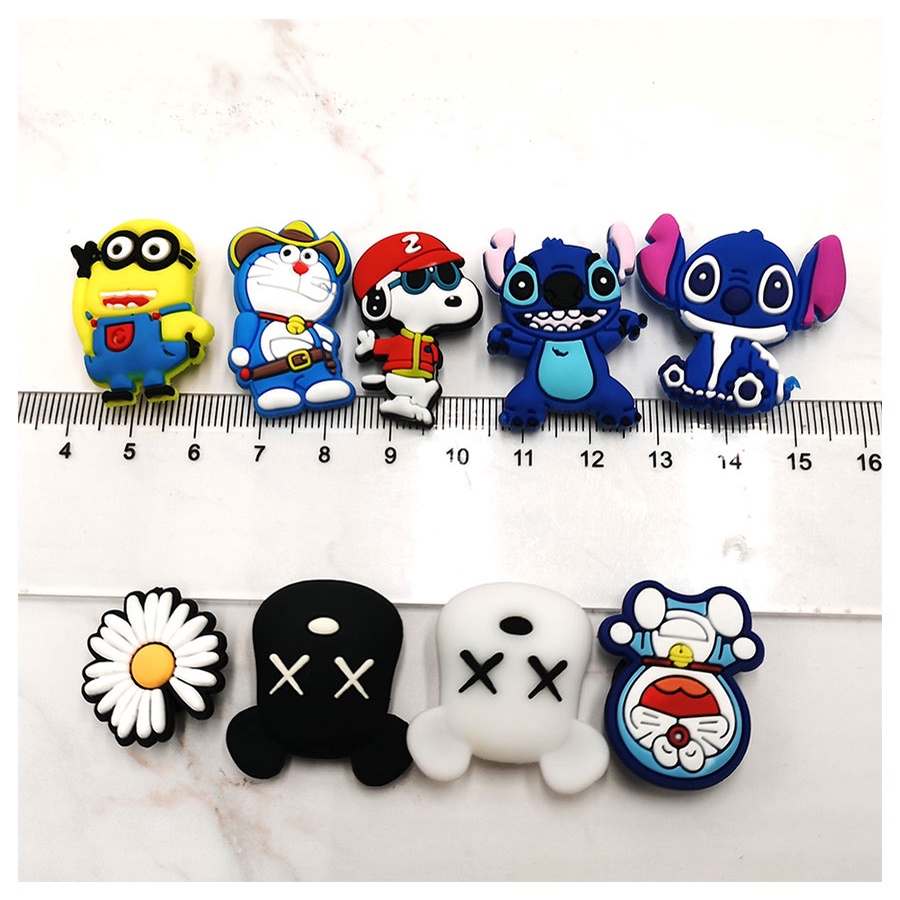 จิ๊บติดรองเท้า Crocs Pins Snoopy Kaws ประดับดอกไม้ มินเนี่ยน โดราเอมอน