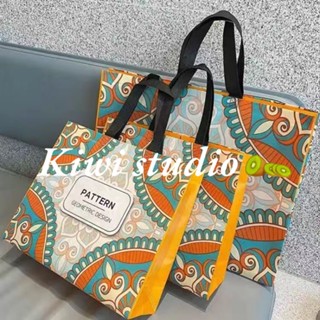 KiwiStudio (แพ็คละ 50 ชิ้น) ผ้าไม่ทอ ถุงของขวัญ ทันสมัยและระดับไฮเอนด์ 2 ขนาด 32*27*10ซม. และ 44*32*10ซม สไตล์ชาติพันธุ์ ร้านขายเสื้อผ้า กระเป๋าช้อปปิ้งมือ ทนทานมาก（110）