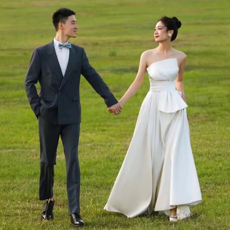 ชุดแต่งงานฝรั่งเศสเรียบง่ายผ้าซาตินใหม่แขนกุดสนามหญ้าริมทะเลงานแต่งงานภาพฮันนีมูนเดินทางชุดสีขาว