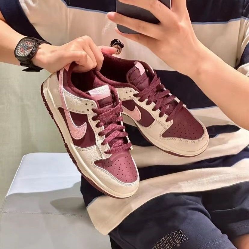 รองเท้าผ้าใบลําลอง รุ่น Nk SB Dunk Low Cream Cherries Burgundy ข้อสั้น