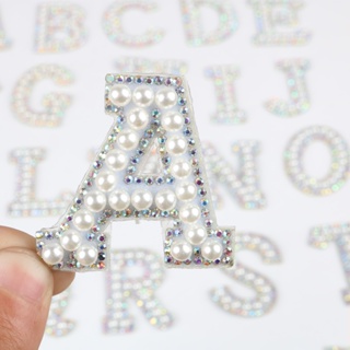 แผ่นแพทช์ตัวอักษรภาษาอังกฤษ A-Z ประดับไข่มุก พลอยเทียม 26 ตัวอักษร สําหรับตกแต่งเสื้อผ้า DIY