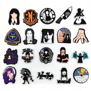 【ซีรีส์ Addams วันพุธร้อน】 Us รองเท้าแตะ Crocs แต่งหัวเข็มขัด PVC ลายการ์ตูนน่ารัก ถอดออกได้ สําหรับตกแต่งสวน DIY