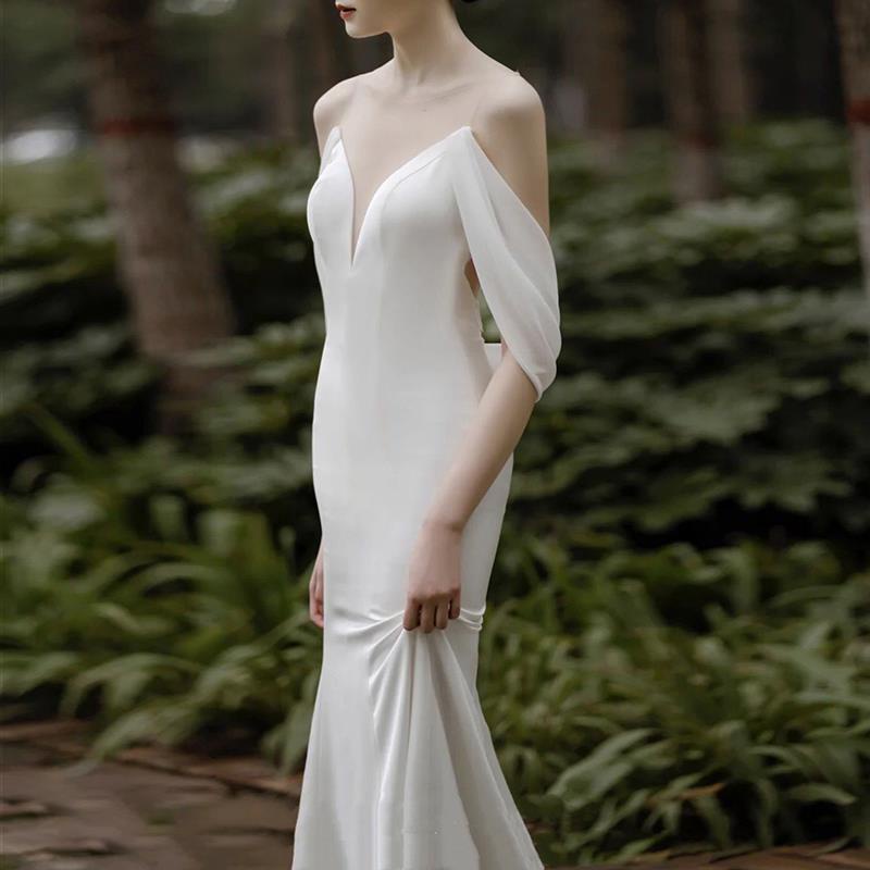 ผ้าซาตินใหม่ชุดแต่งงานที่เรียบง่ายเจ้าสาวริมทะเลสนามหญ้าแต่งงานฮันนีมูนท่องเที่ยวแฟชั่นชุดยาวสีขาว